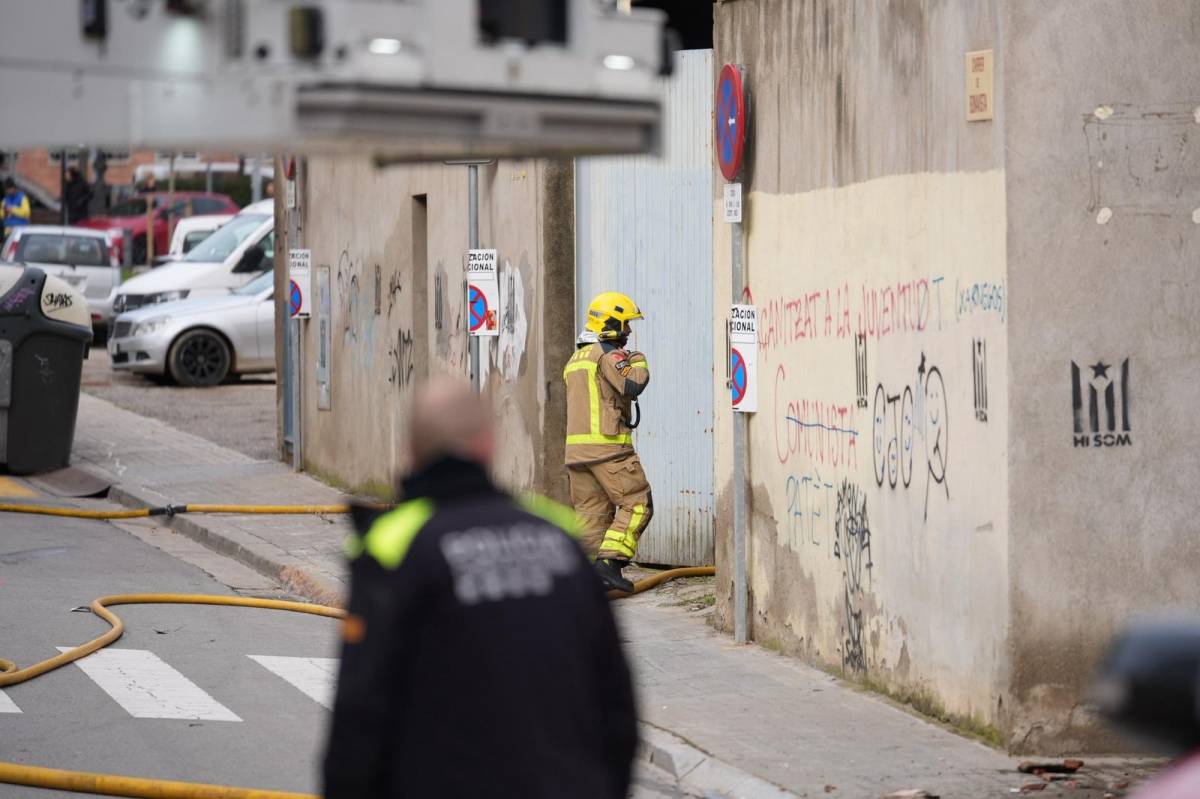 Ampli desplegament per l`incendi a Sabadell