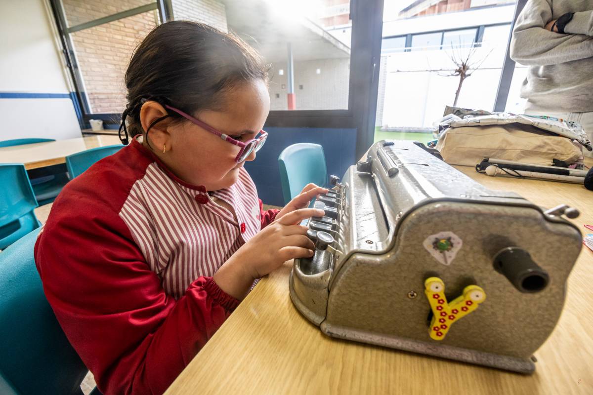 La màquina Perkins permet escriure braille al paper