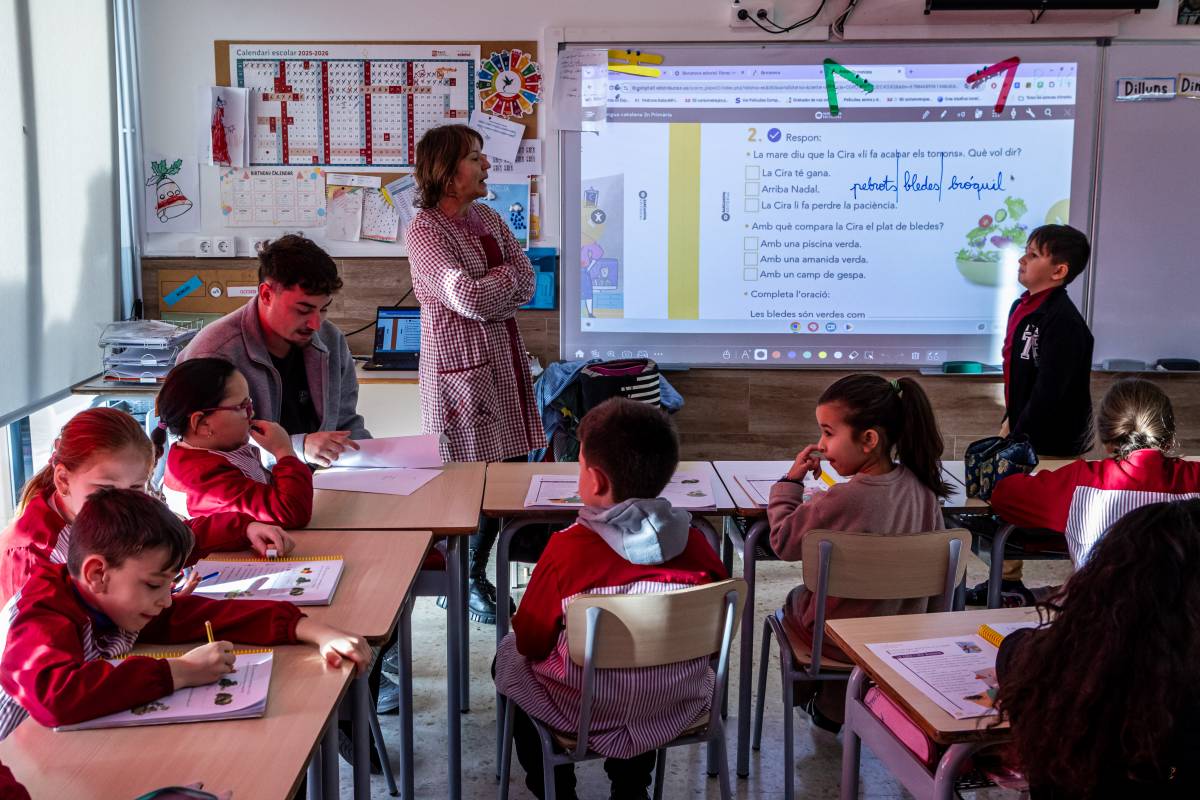 El Toni, vetllador de l`escola, fent suport a la Yumara