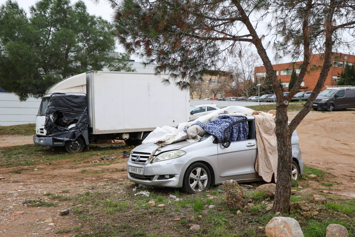 “Hi ha una desena de cotxes abandonats al solar i algunes persones vivint-hi”