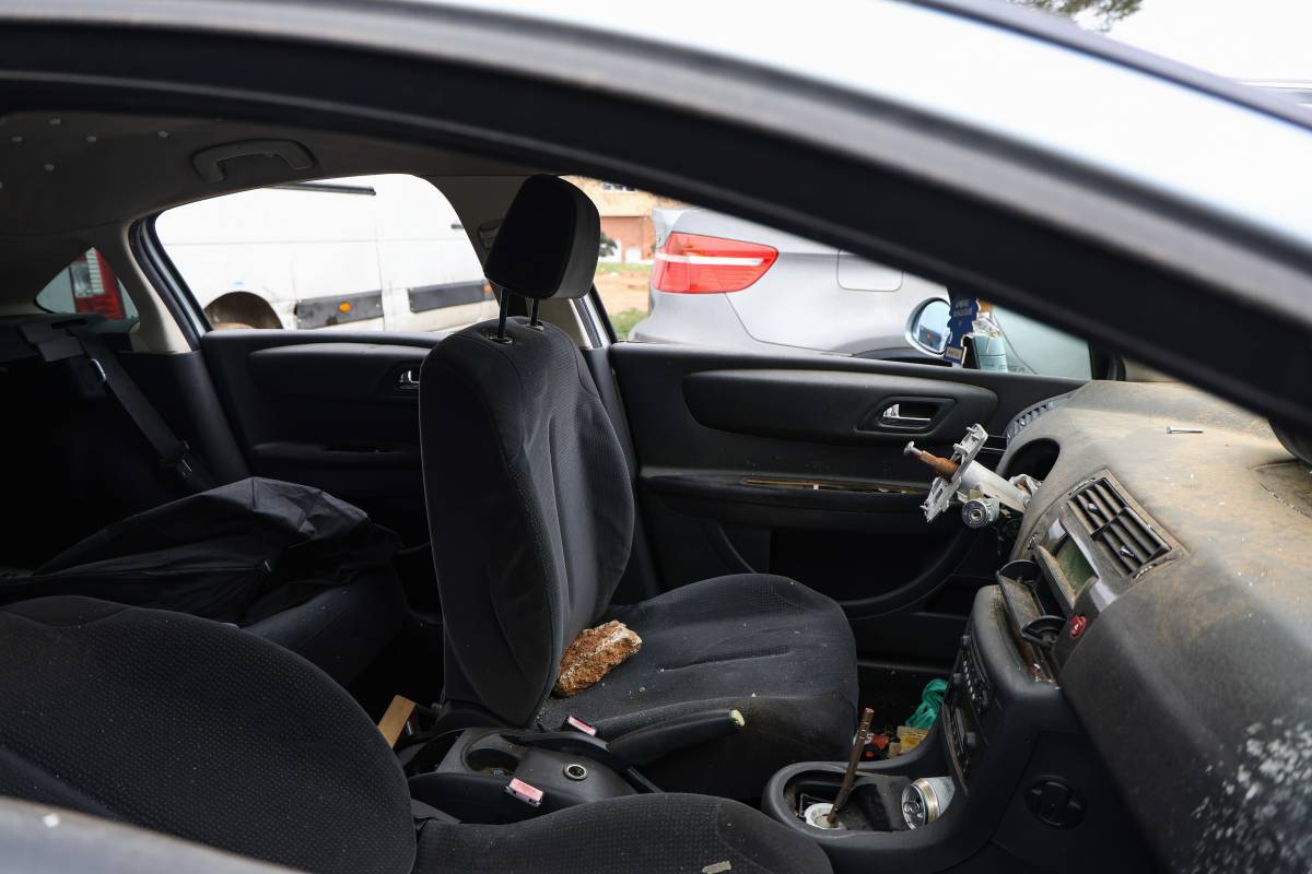 Cotxes abandonats a un solar de Torreguitart - VÍCTOR CASTILLO Cotxes abandonats a un solar de Torreguitart