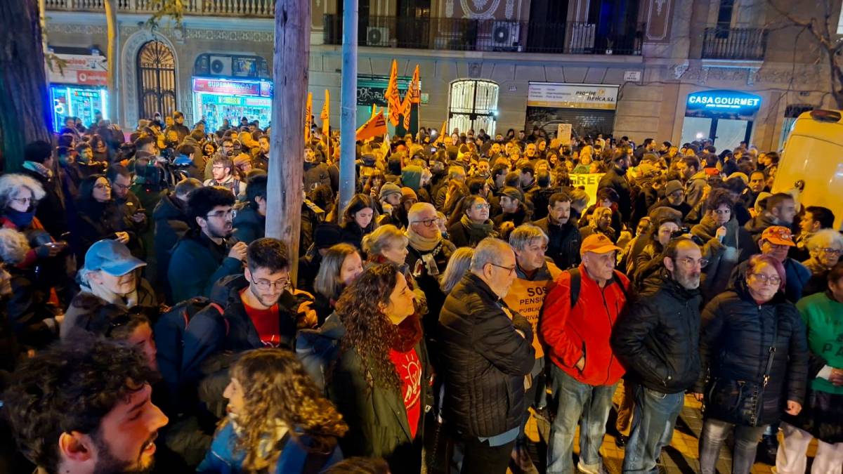 Indignació davant de la seu de Junts pel vot que va fer caure l'escut social contra els desnonaments