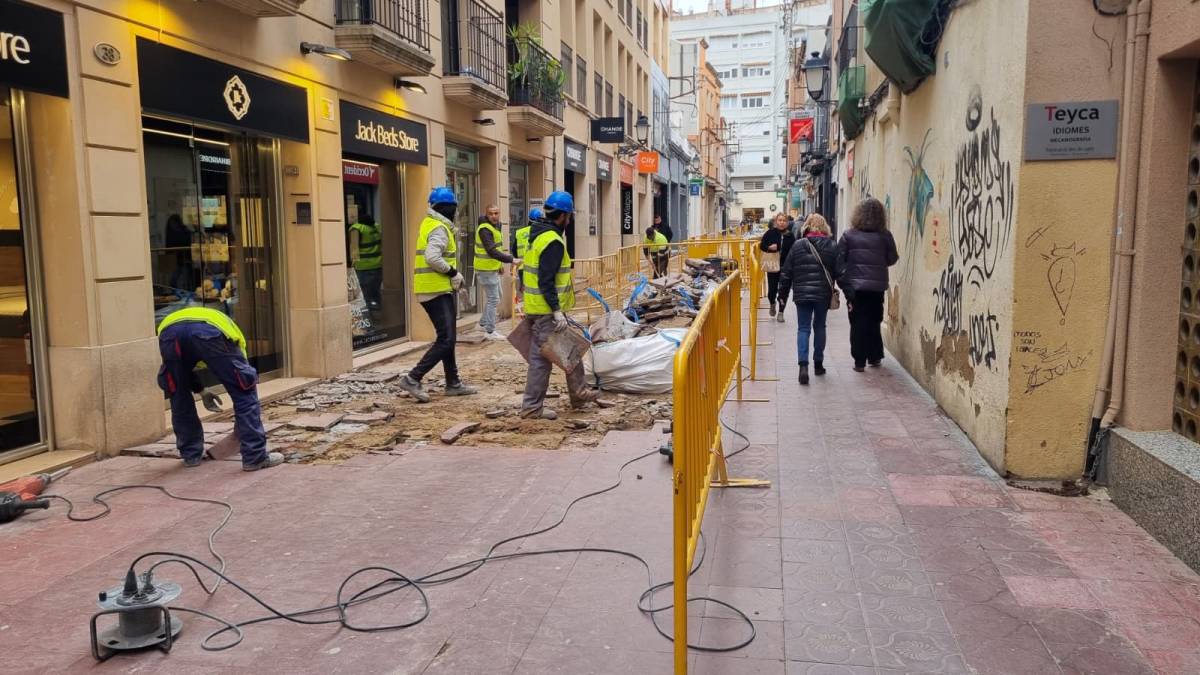 Renoven les voreres de dos carrers del Centre