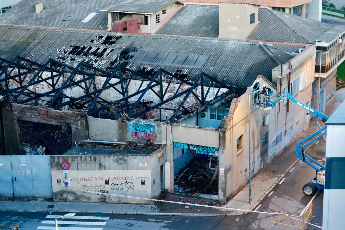 FOTOS | Revisen l'estat de la façana de la fàbrica que es va incendiar a Sabadell