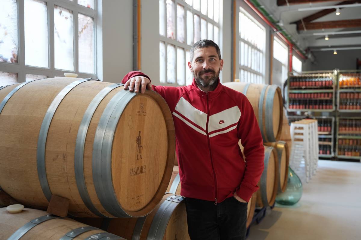 Iñigo Haughey, amb una bota de roure al celler Rabassaires - DAVID CHAO