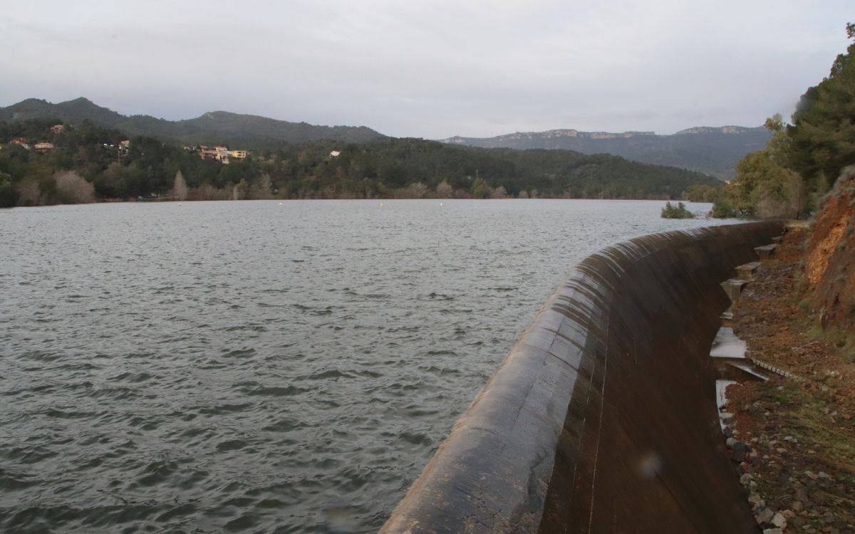Obren les comportes del pantà de Riudecanyes i deixen anar 35 milions de litres d'aigua riera avall