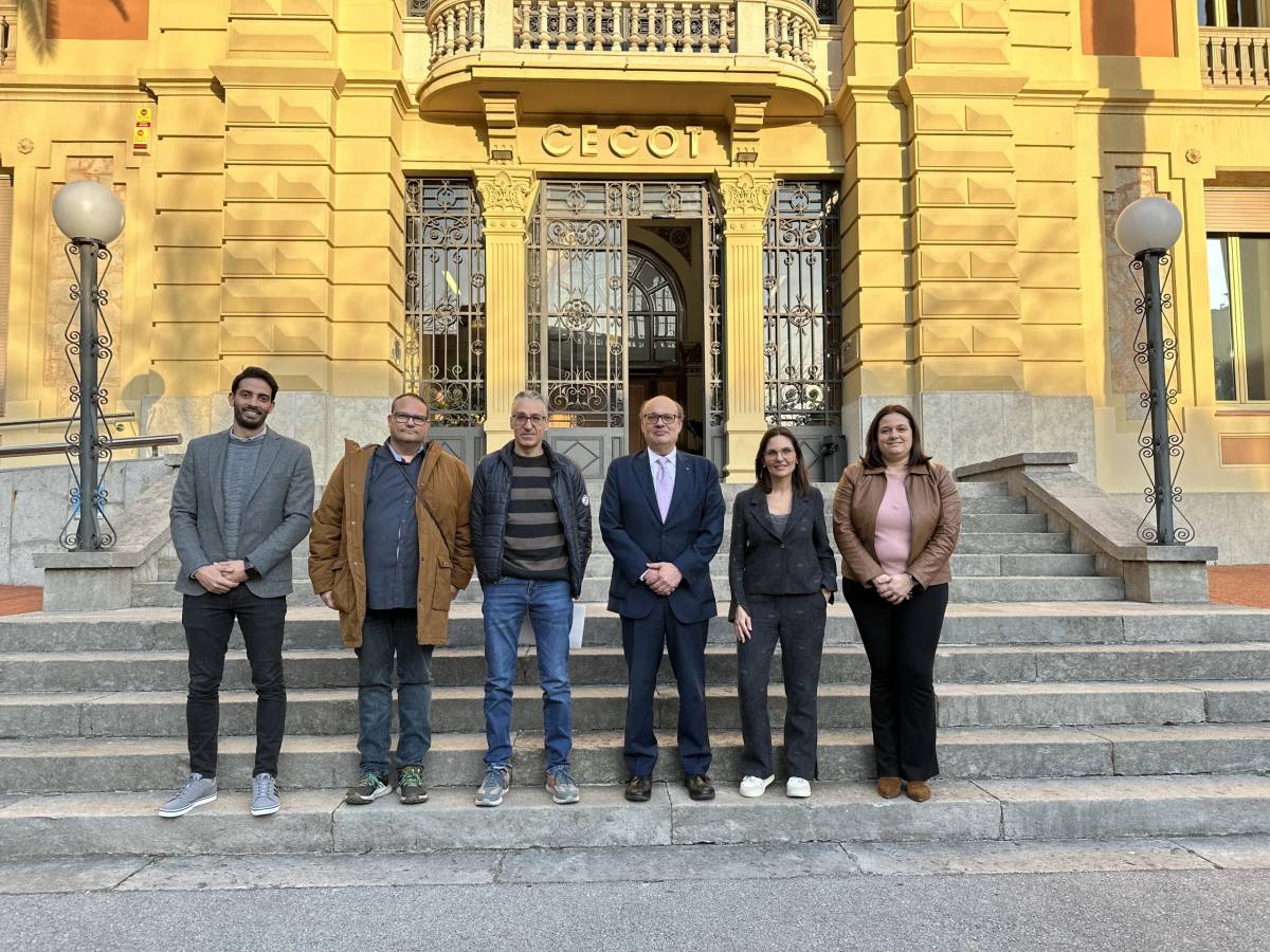 Representants FemRibes i la Cecot a les escales de l`edifici institucional de la patronal