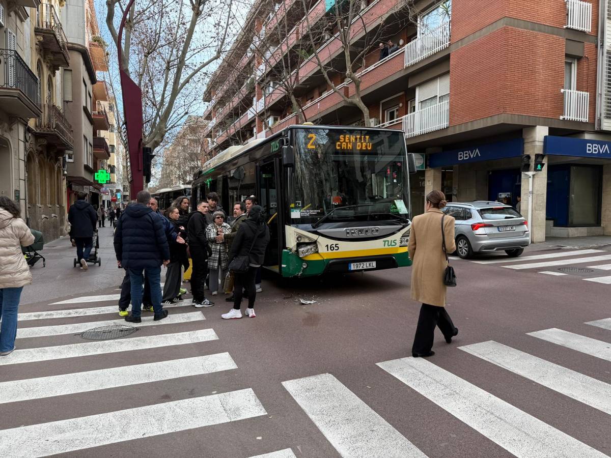 Dos passatgers atesos per la topada d'un autobús i un turisme a la Rambla