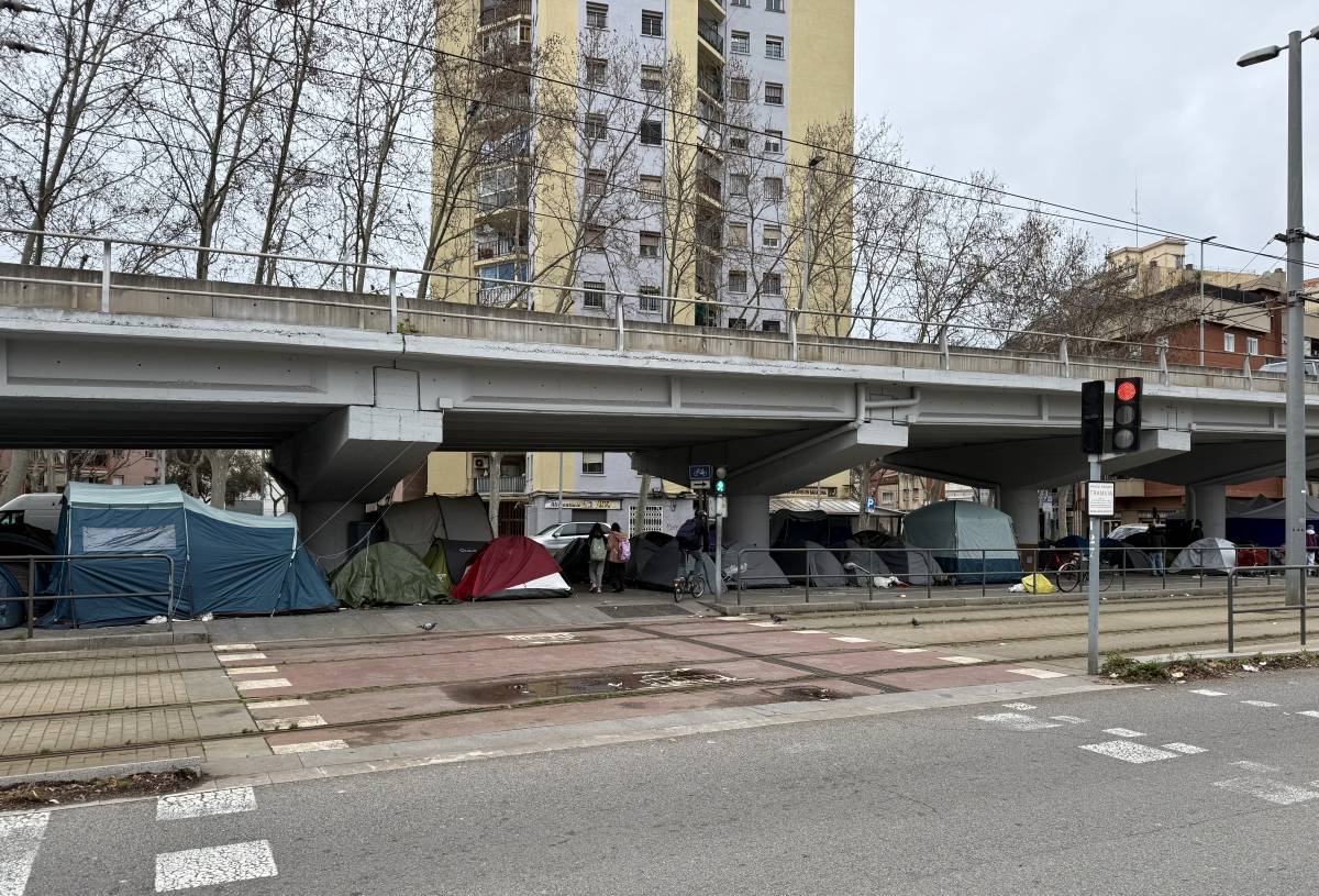 Albiol va més enllà i ara demana desallotjar els sensellar acampats sota un pont