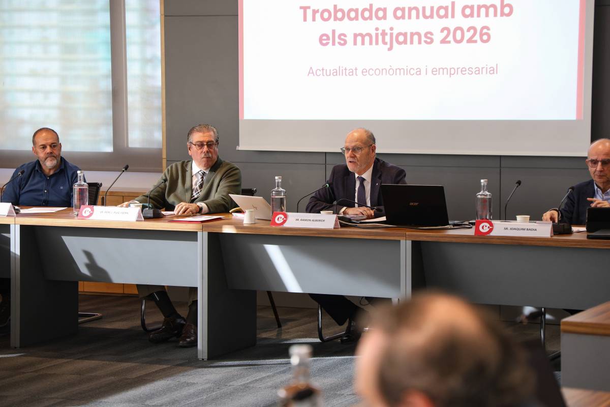 Alberich, acompanyat dels vocals Pere Mañero i Pere Puig, i del tresorer Joaquim Badia - V. CASTILLO