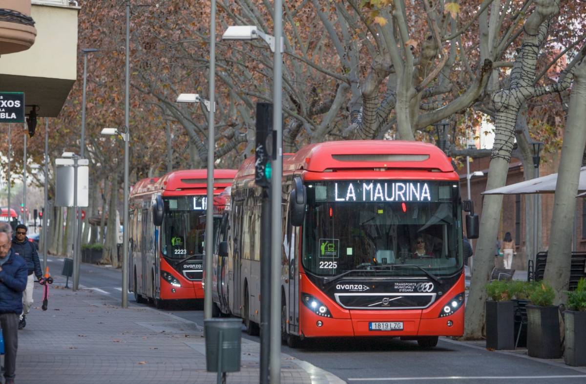 Ensurt majúscul a la Rambla: un autobús frena en sec i deixa quatre ferits