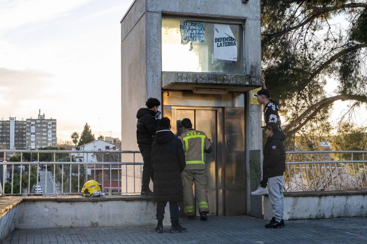 Nova intervenció dels Bombers en un ascensor avariat d'una estació de Rodalies vallesana