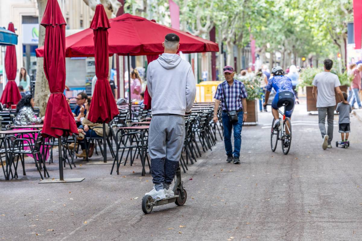 Un conductor de patinet elèctric a la Rambla