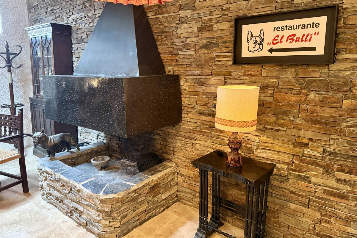 Reproducció de l`entrada al restaurant al Parc Audiovisual - ACN Reproducció de l`entrada al restaurant al Parc Audiovisual