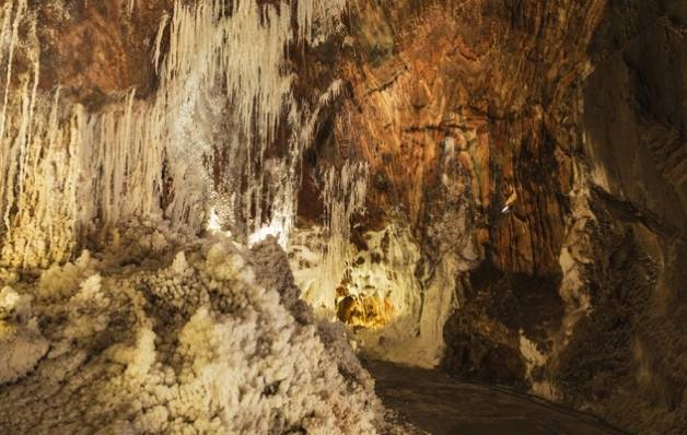 La Catalunya subterrània: coves amagades que et deixaran sense paraules