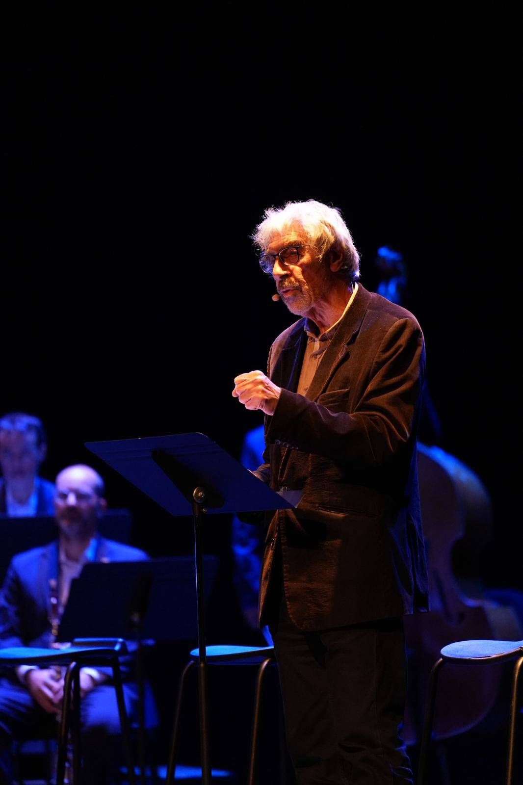 Enric Arquimbau llegint poesia de Jordi Roca - DAVID CHAO