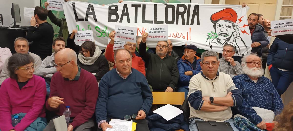 Veïns de la Batllòria protesten al ple municipal. - Veïns de la Batllòria protesten al ple municipal.