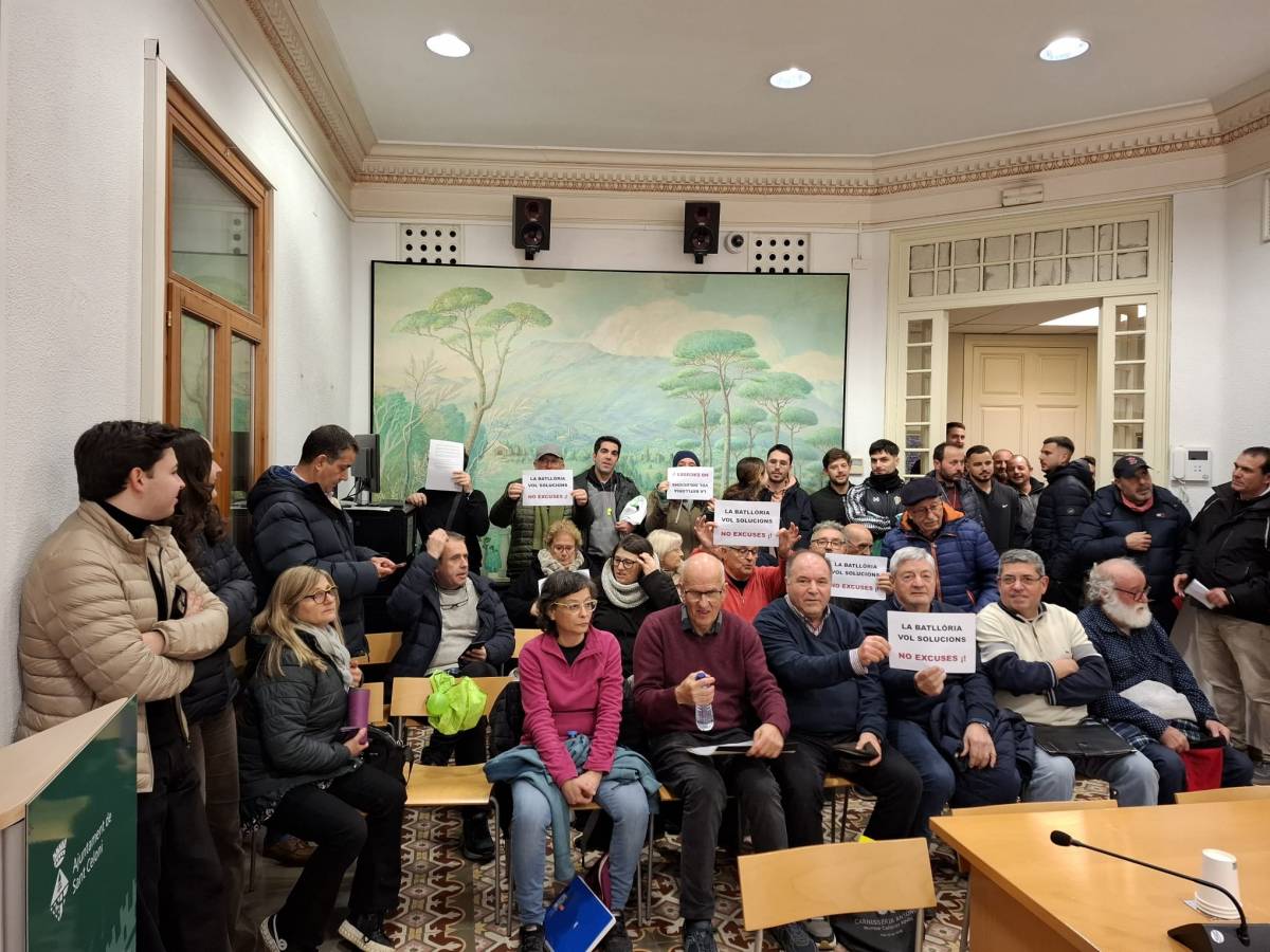 Veïns de la Batllòria protesten al ple municipal. - Veïns de la Batllòria protesten al ple municipal.