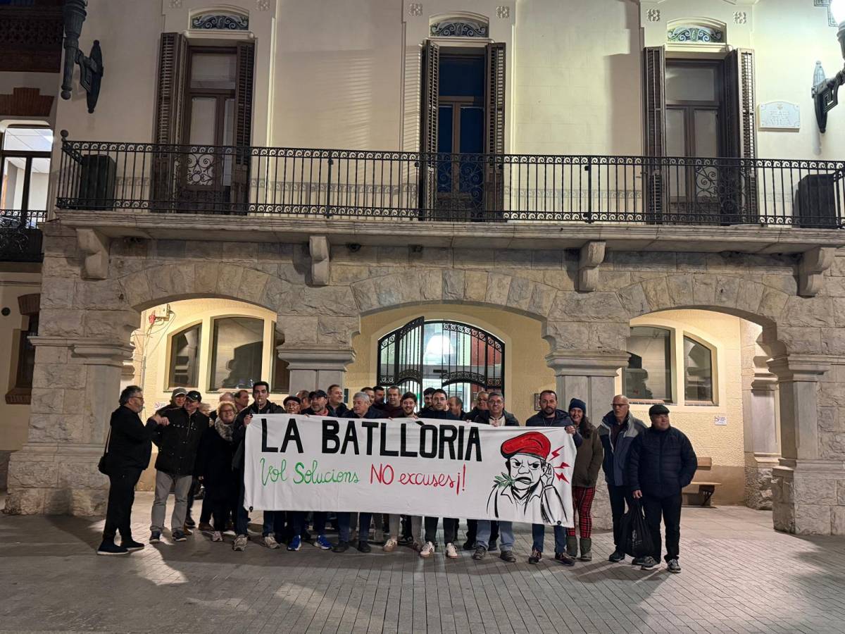 Protesta dels veïns batlloriencs a l`exterior de l`edifici. - Cedida Protesta dels veïns batlloriencs a l`exterior de l`edifici.