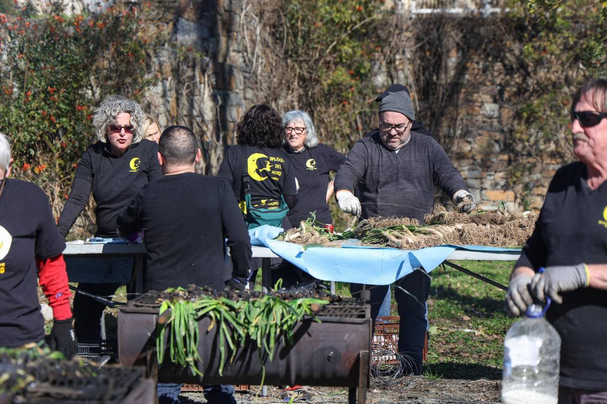La calçotada popular de les Bruixes del Nord - VÍCTOR CASTILLO La calçotada popular de les Bruixes del Nord