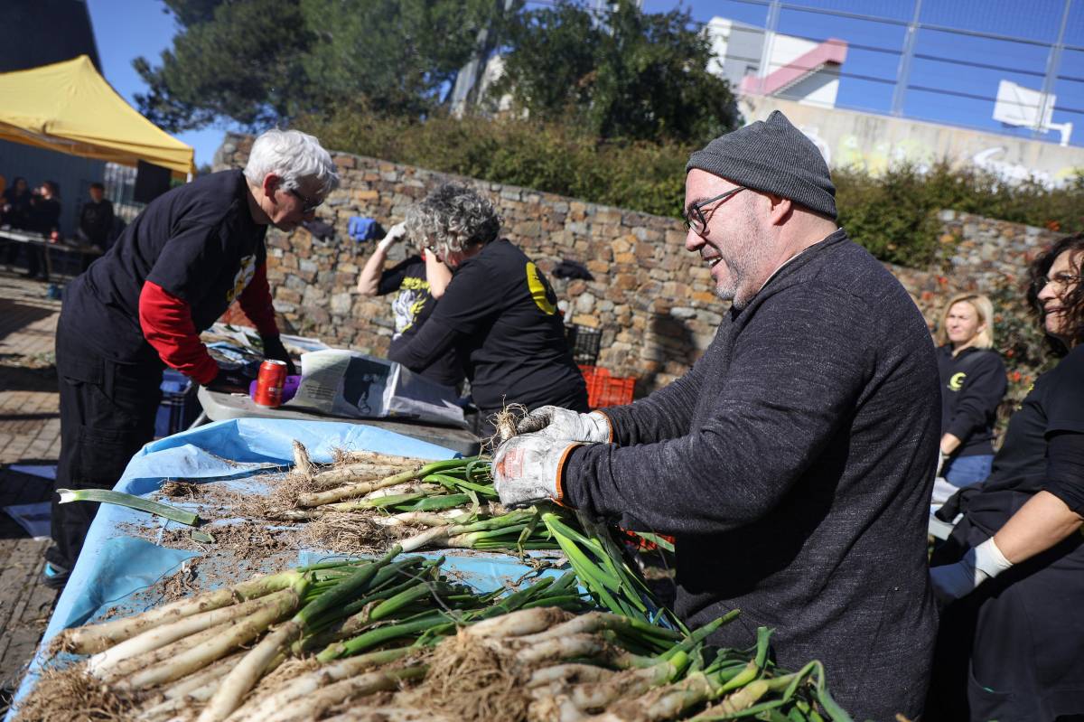 La calçotada popular de les Bruixes del Nord - VÍCTOR CASTILLO La calçotada popular de les Bruixes del Nord