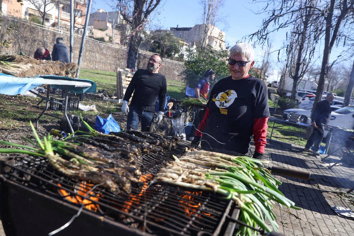 La calçotada popular de les Bruixes del Nord - VÍCTOR CASTILLO La calçotada popular de les Bruixes del Nord