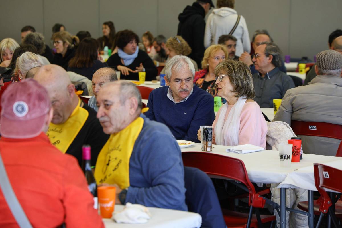 La calçotada popular de les Bruixes del Nord - VÍCTOR CASTILLO La calçotada popular de les Bruixes del Nord