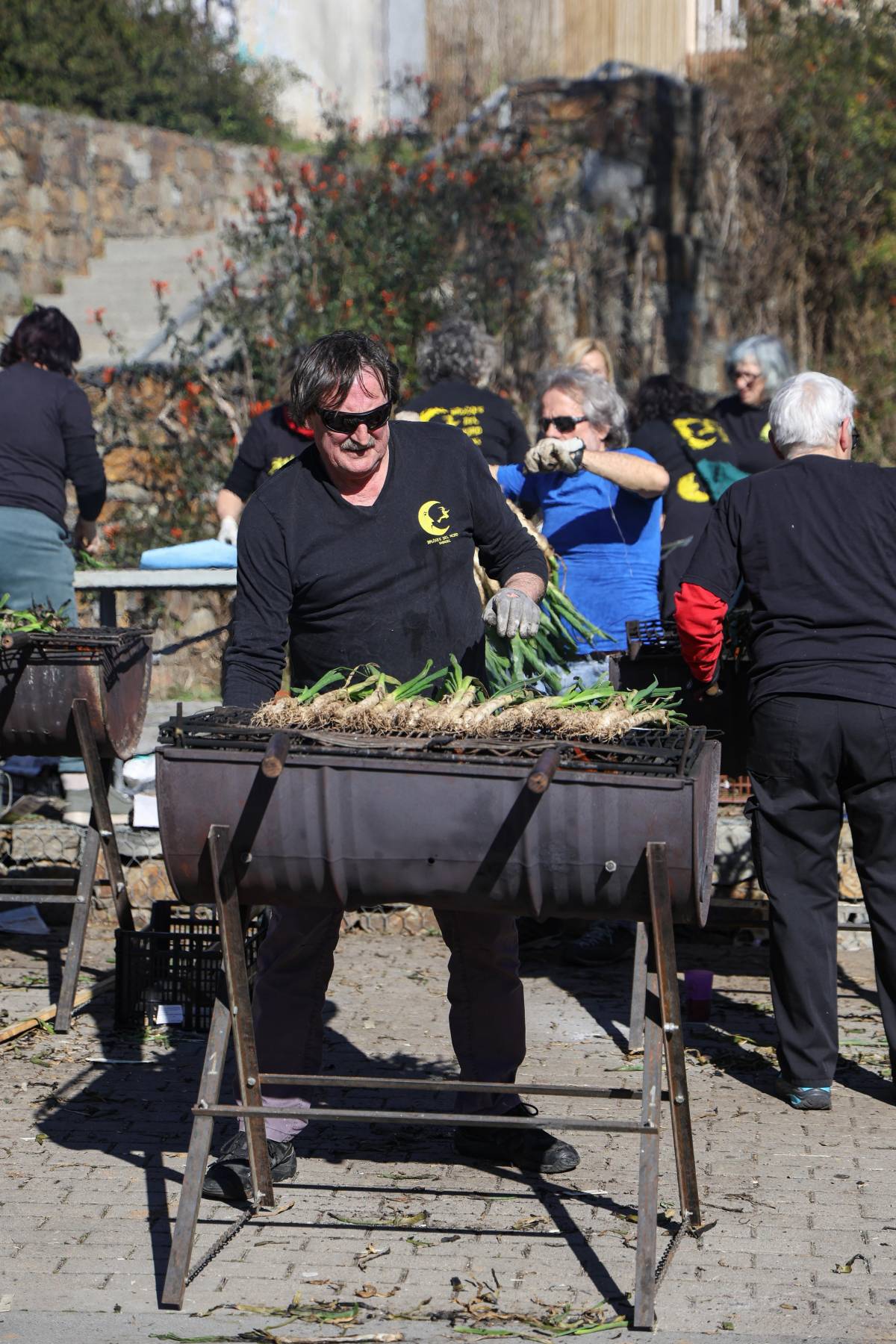 La calçotada popular de les Bruixes del Nord - VÍCTOR CASTILLO La calçotada popular de les Bruixes del Nord