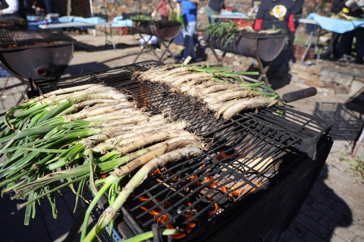 La calçotada popular de les Bruixes del Nord - VÍCTOR CASTILLO La calçotada popular de les Bruixes del Nord