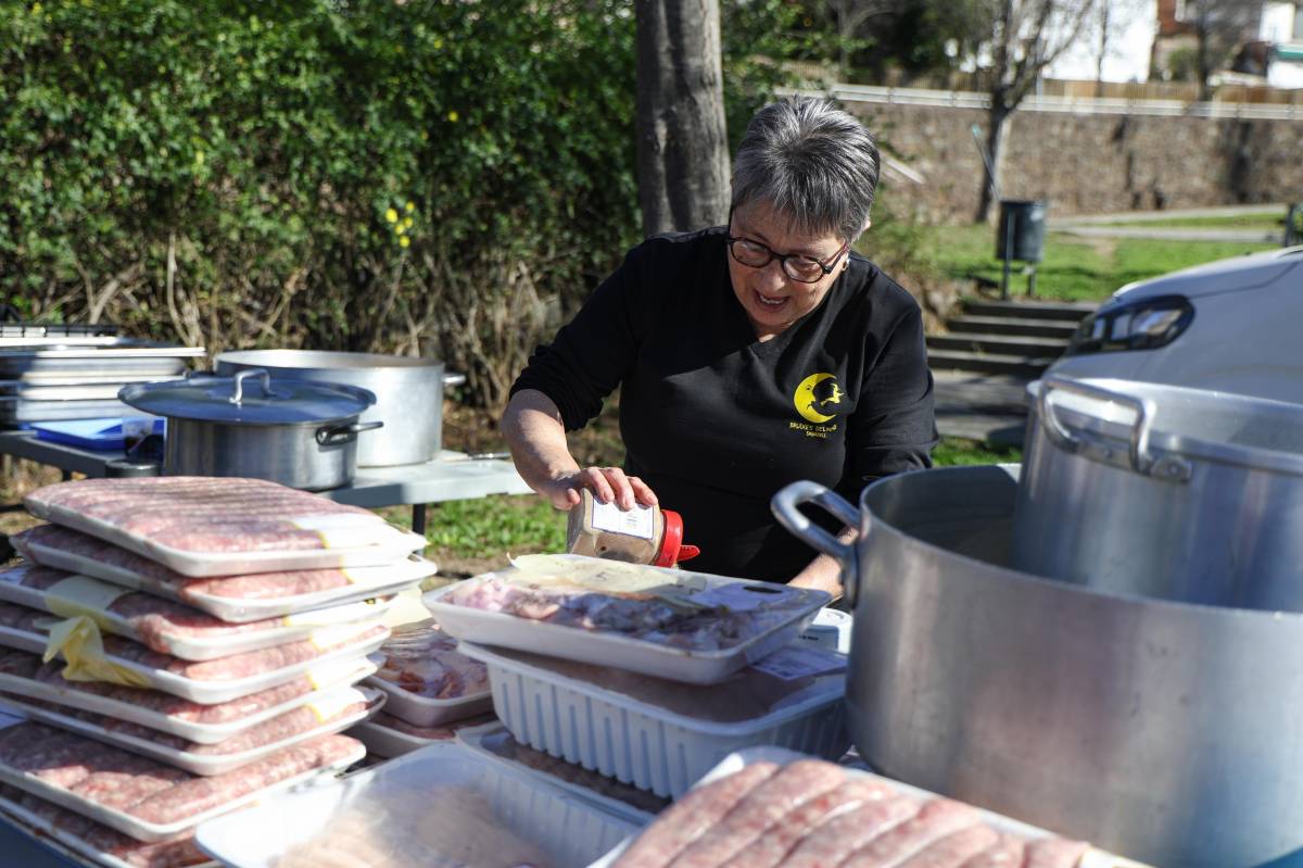 La calçotada popular de les Bruixes del Nord - VÍCTOR CASTILLO La calçotada popular de les Bruixes del Nord