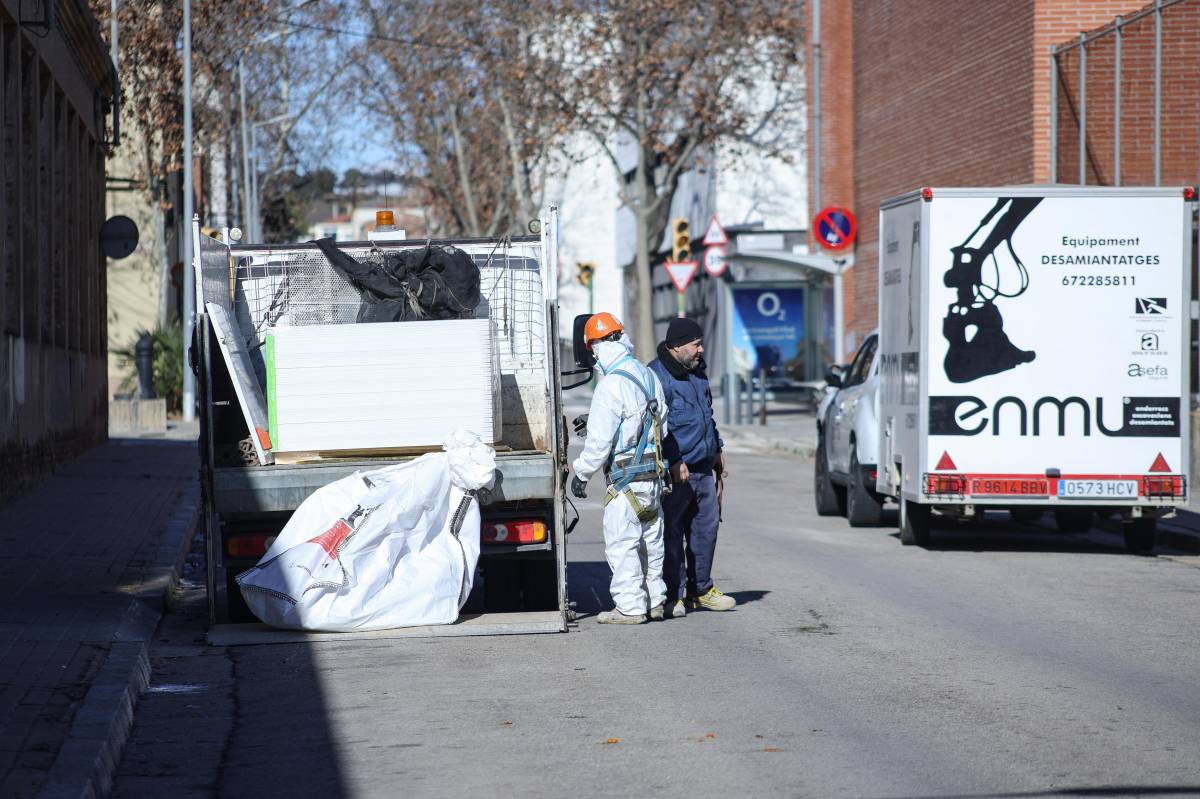 Es retiren les primeres peces d’amiant malmès de la nau davant del Teresa Claramunt