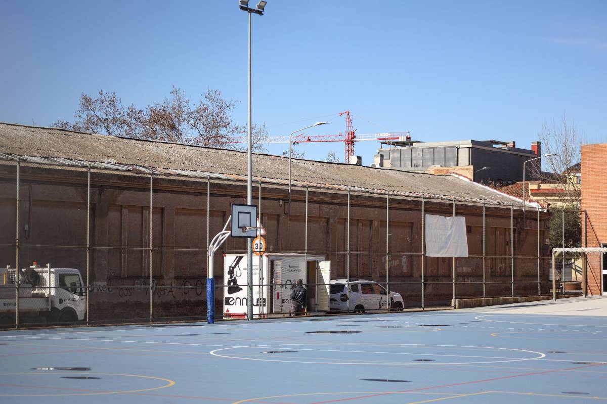 Retirada de l'amiant de la nau davant de l'escola Teresa Claramunt - VÍCTOR CASTILLO