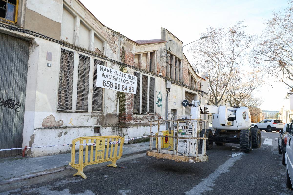 Retirada de l'amiant de la nau davant de l'escola Teresa Claramunt - VÍCTOR CASTILLO