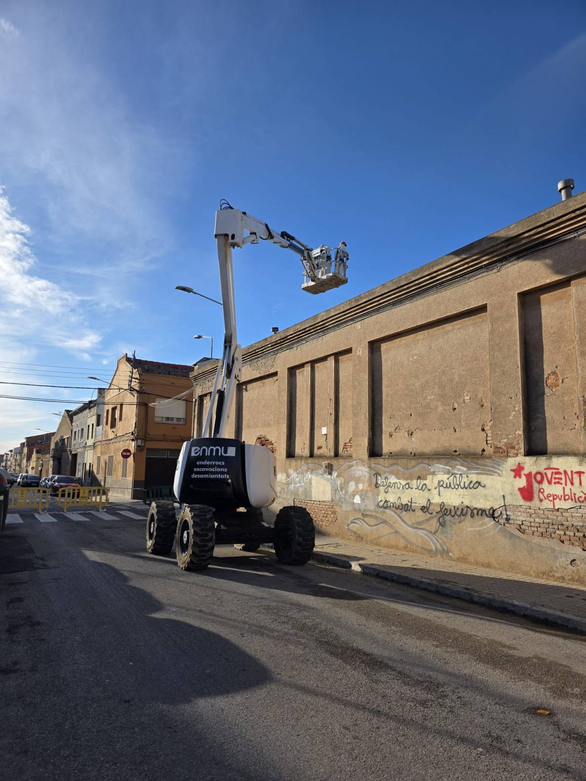 Retirada de l'amiant de la nau davant de l'escola Teresa Claramunt - CEDIDA