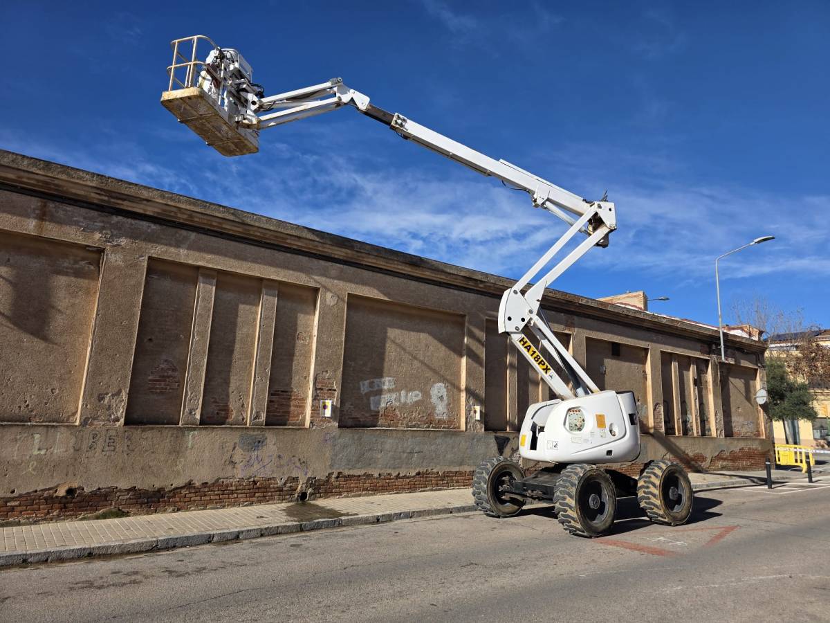 Retirada de l'amiant de la nau davant de l'escola Teresa Claramunt - CEDIDA