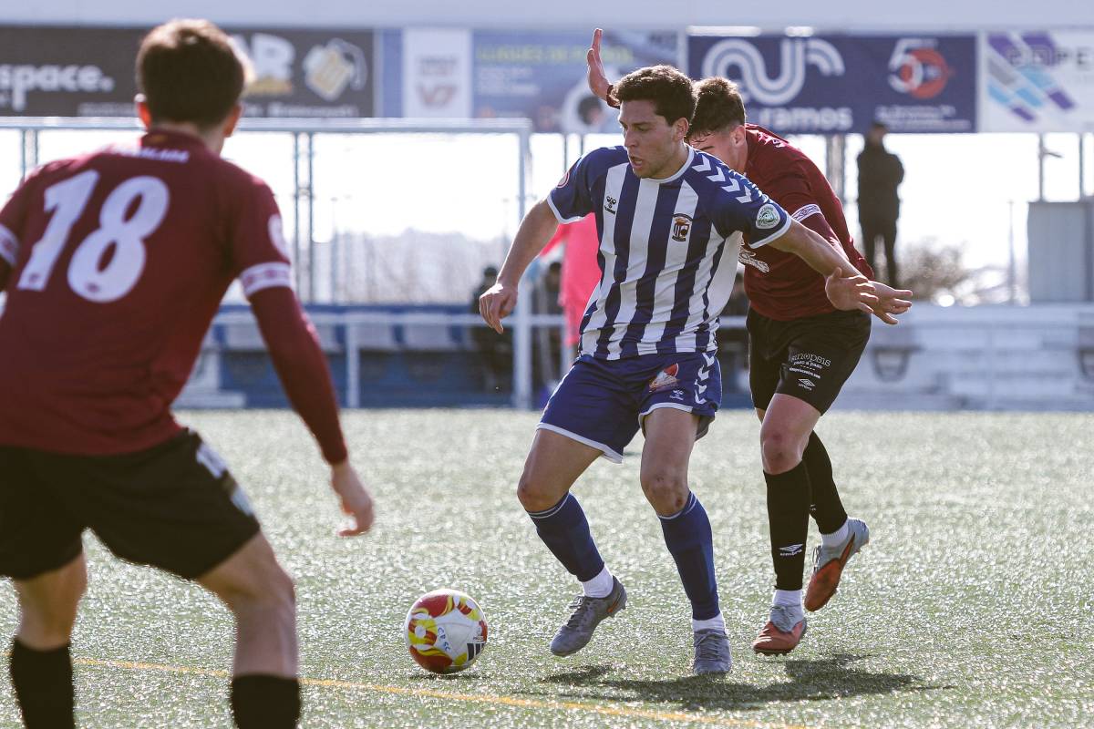 Max Llovera controla la pilota davant d`un jugador del Peralada - Lluís Clotet Max Llovera controla la pilota davant d`un jugador del Peralada