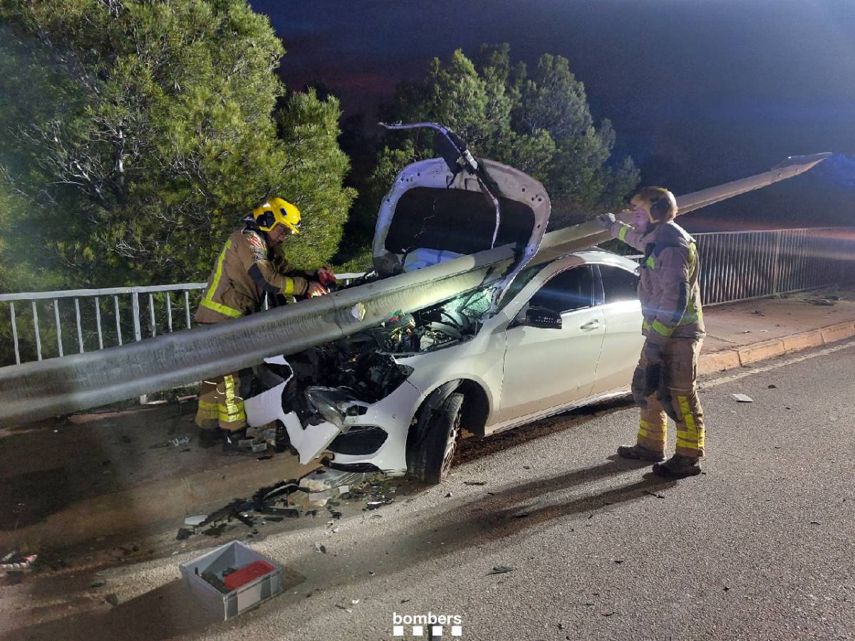 Un conductor surt il·lès d'un accident a Calafell gràcies al capó del seu cotxe