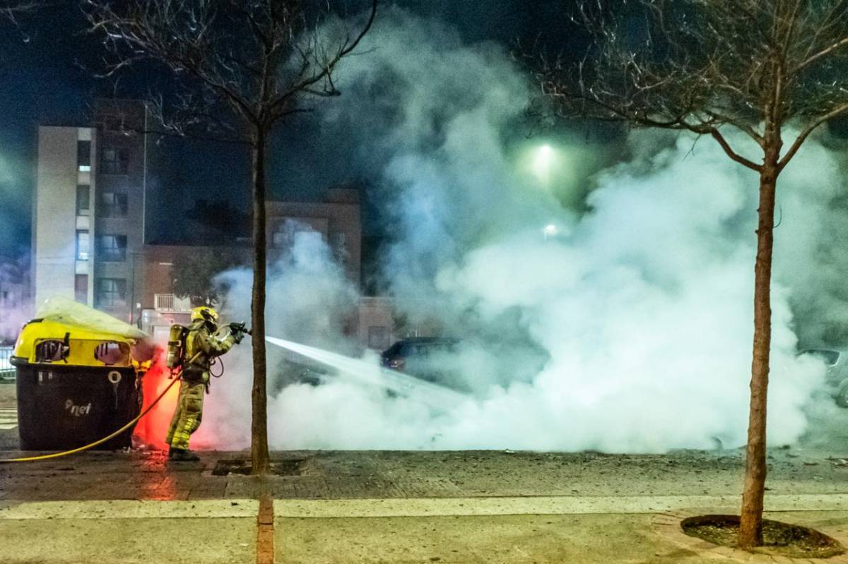 Crema de contenidors a la Gran Via - JUANMA PELÁEZ Crema de contenidors a la Gran Via