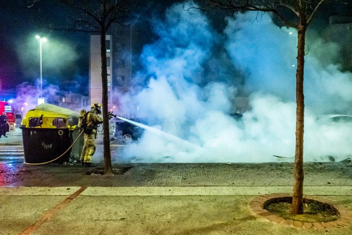 Crema de contenidors a la Gran Via - JUANMA PELÁEZ Crema de contenidors a la Gran Via