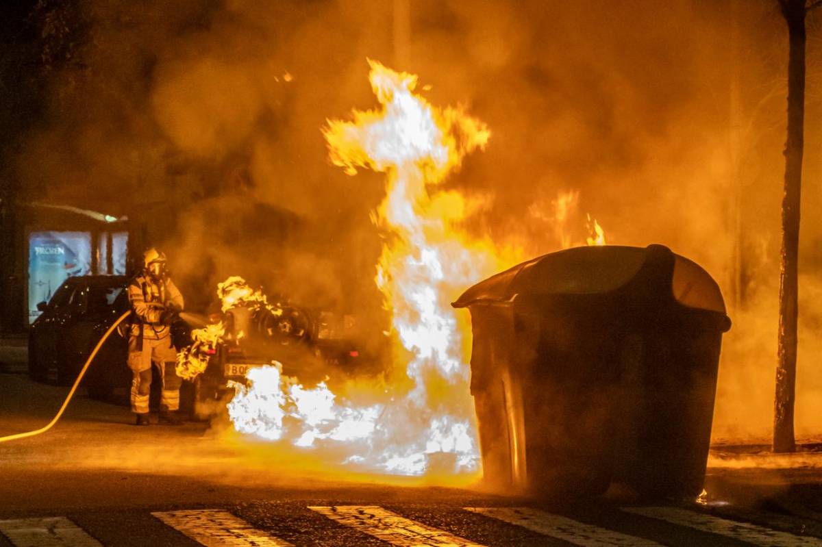 Crema de contenidors a la Gran Via - JUANMA PELÁEZ Crema de contenidors a la Gran Via