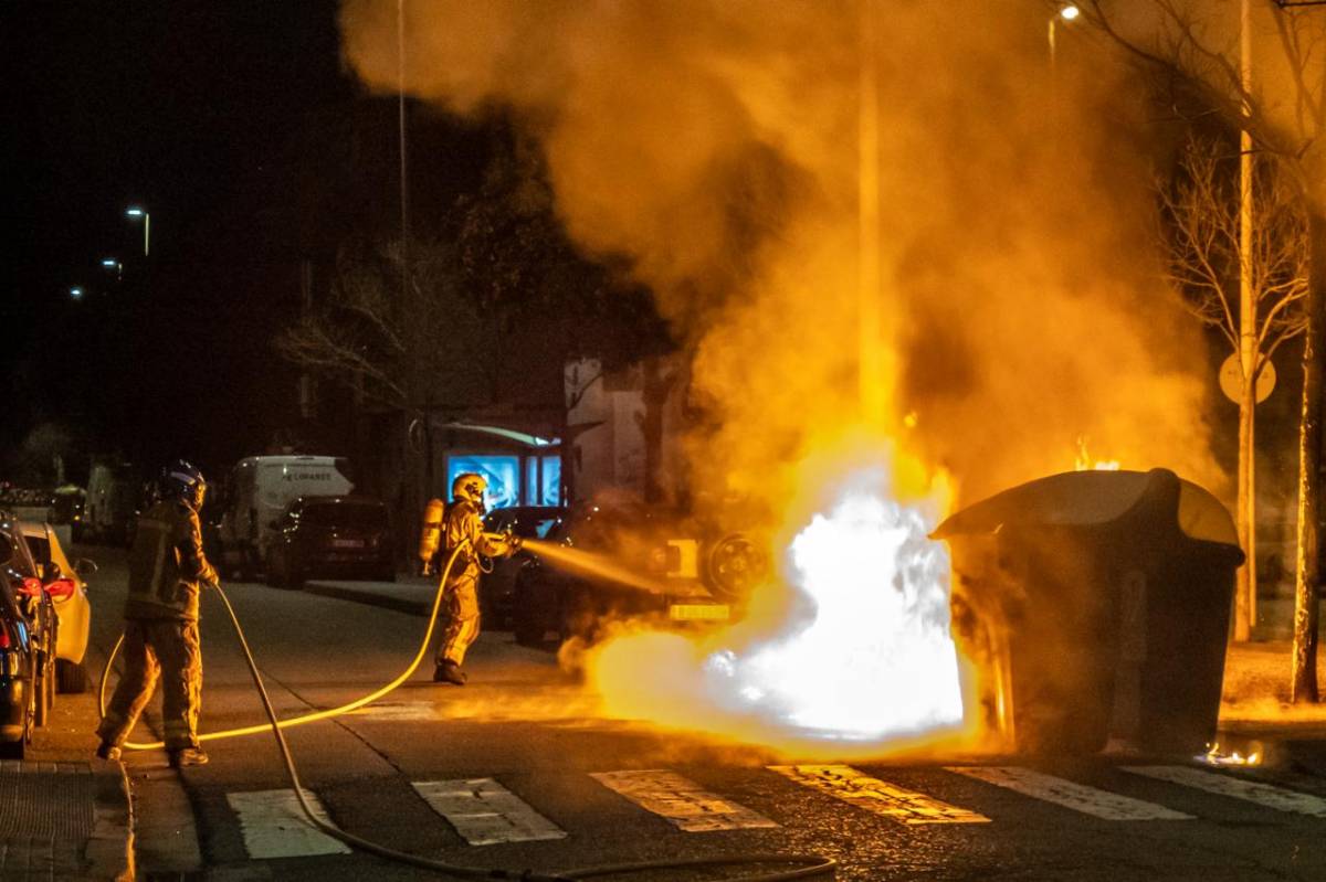 Crema de contenidors a la Gran Via - JUANMA PELÁEZ Crema de contenidors a la Gran Via