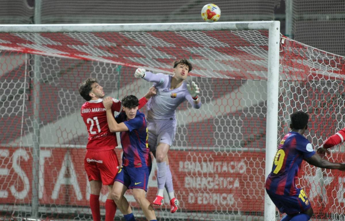 Álvaro Martín en una accio de córner que ha aturat el porter visitant Kochen - Nebridi Aróztegui Álvaro Martín en una accio de córner que ha aturat el porter visitant Kochen