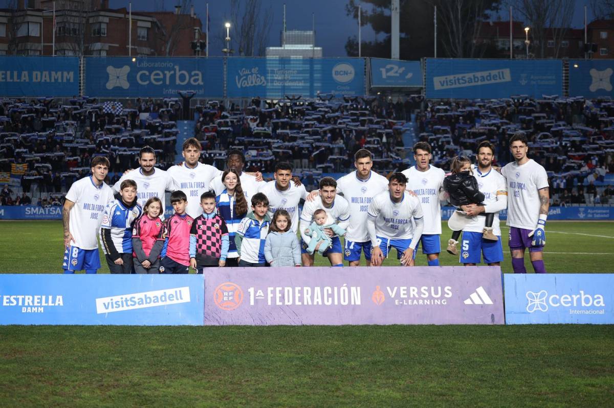 L`onze inicial, amb samarretes de recolzament a José Ortega - Victor Castillo L`onze inicial, amb samarretes de recolzament a José Ortega