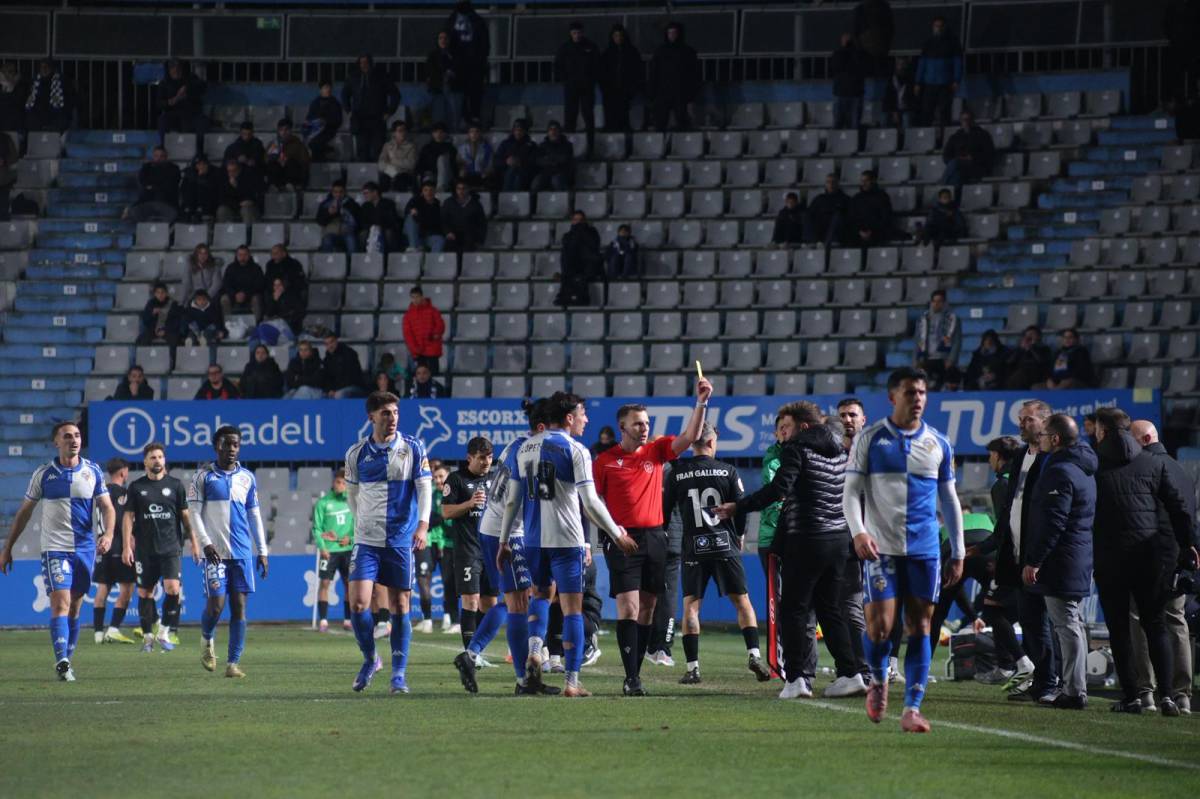 Una mala primera meitat i un nefast arbitratge priven el CE Sabadell del triomf