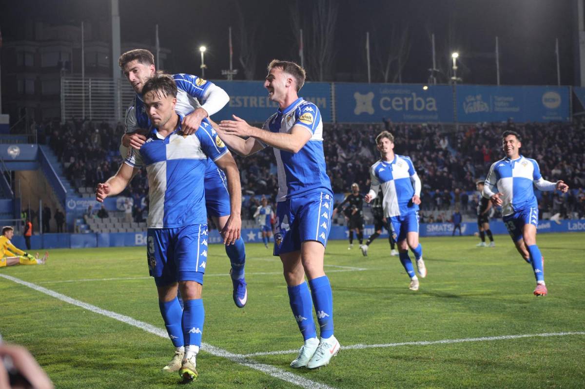 Genar ha anotat el 2-1 en un servei de cantonada - Victor Castillo Genar ha anotat el 2-1 en un servei de cantonada