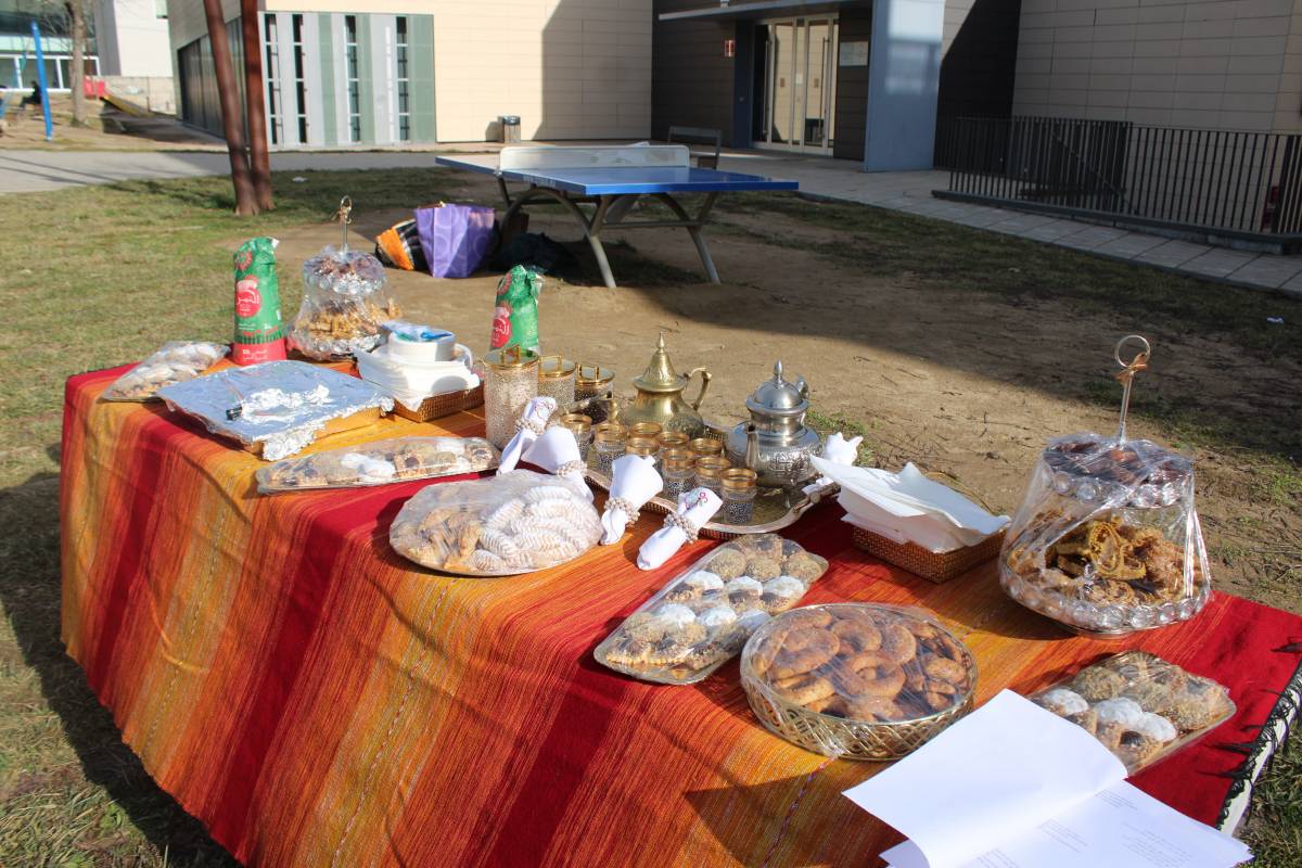 Després de l'acte els assistents han gaudit amb un tastet de productes tradicionals àrabs  - Ramon Estany 