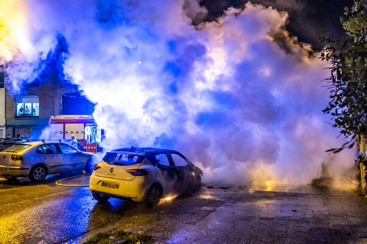 Incendi de contenidors i d`un vehicle a Sabadell - Juanma Peláez Incendi de contenidors i d`un vehicle a Sabadell