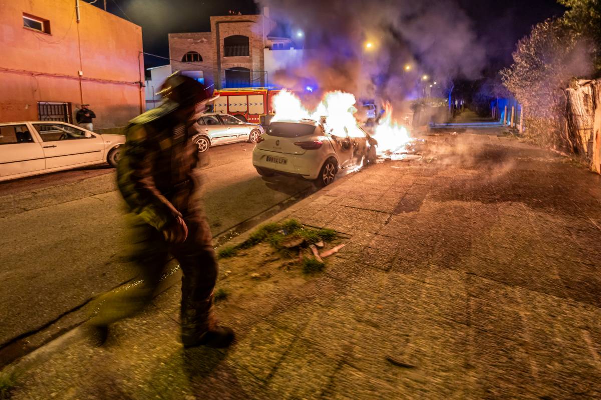 Incendi de contenidors i d`un vehicle a Sabadell - Juanma Peláez Incendi de contenidors i d`un vehicle a Sabadell