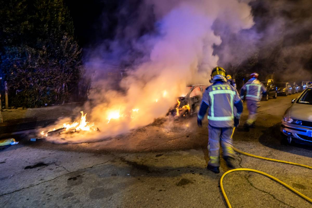 Incendi de contenidors i d`un vehicle a Sabadell - Juanma Peláez Incendi de contenidors i d`un vehicle a Sabadell