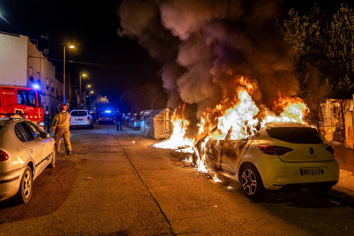 Incendi de contenidors i d`un vehicle a Sabadell - Juanma Peláez Incendi de contenidors i d`un vehicle a Sabadell